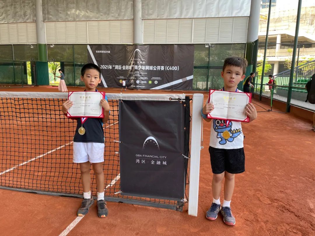 “湾区·金融城”青少年网球公开赛红土站U8落幕，宋佳辰单打夺冠！